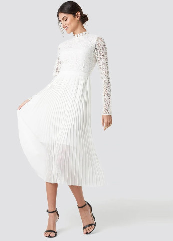Білий вечірня сукня плісована NA-KD однотонна