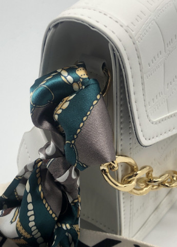 Жіноча класична сумочка рептилія через плече на широкому ремінці з ланцюжком біла NoName (251204325)