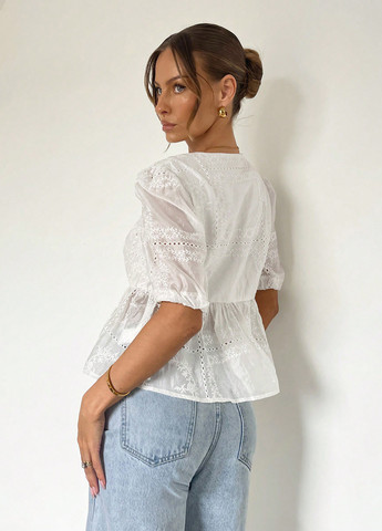 Біла блузка з баскою SHEIN