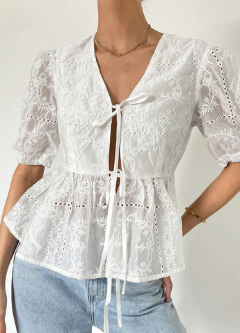 Біла блузка з баскою SHEIN