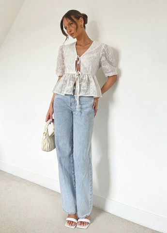 Біла блузка з баскою SHEIN