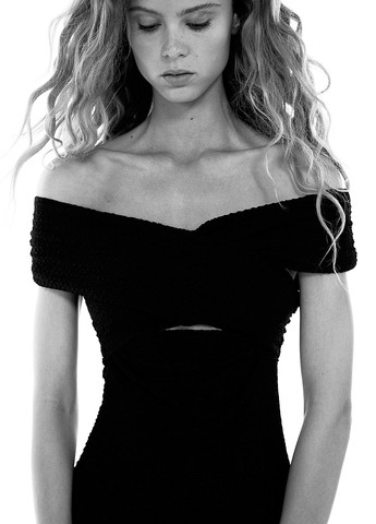 Чорна кежуал, коктейльна сукня з відкритими плечима H&M однотонна