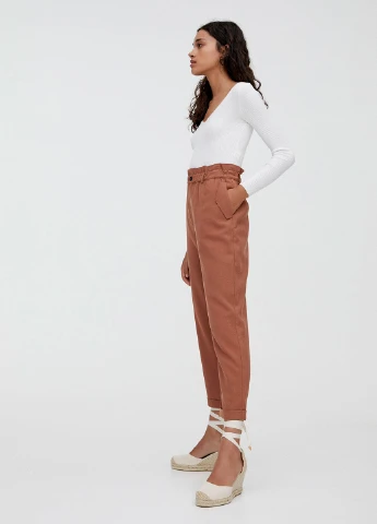 Терракотовые кэжуал демисезонные укороченные, каррот брюки Pull & Bear