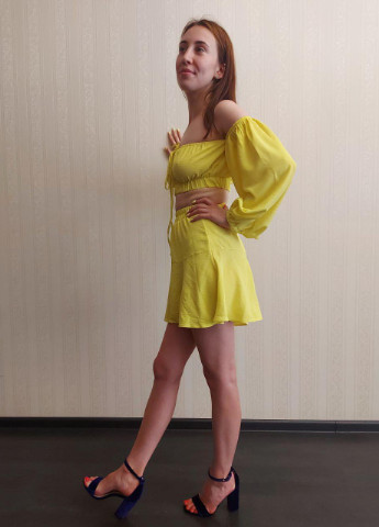 Женский костюм топ и юбка-шорты желтого цвета р.L 378294 New Trend (255411741)