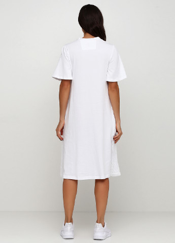 Белое кэжуал платье платье-футболка, клеш Only Women однотонное