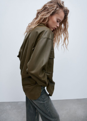 Куртка-рубашка Zara однотонная хаки кэжуал