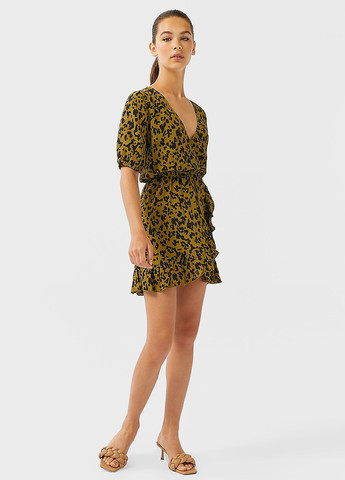 Оливковое кэжуал платье на запах Stradivarius с абстрактным узором