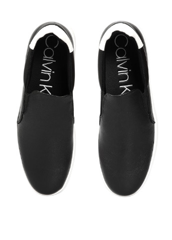 Черные слипоны Calvin Klein с белой подошвой, с тиснением, с логотипом