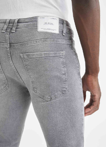 Серые демисезонные укороченные, зауженные джинсы DeFacto