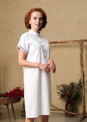 Білий кежуал сукня - сорочка класичного прямого крою INNOE з українською символікою