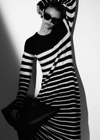 Черно-белое кэжуал платье платье-свитер H&M в полоску