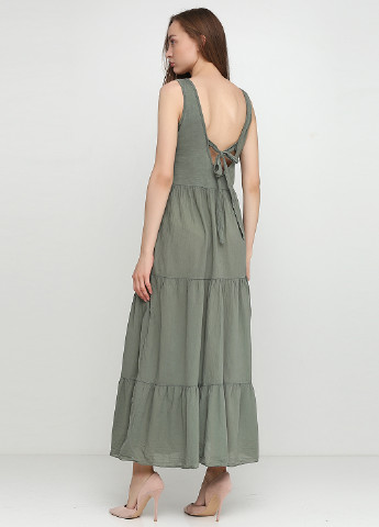 Оливковое (хаки) кэжуал платье с открытой спиной Moda in Italy однотонное