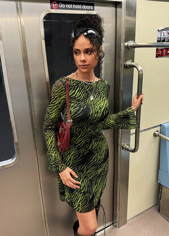 Зелена кежуал сукня силуетна SHEIN з абстрактним візерунком