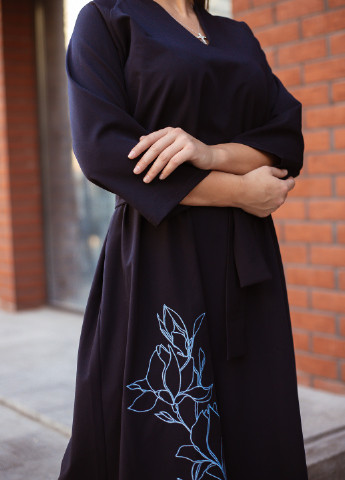 Темно-синее кэжуал платье из вискозной ткани с большой вышивкой клеш INNOE однотонное