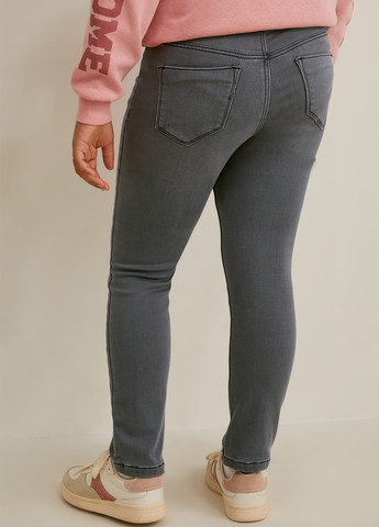 Серые демисезонные зауженные джинсы C&A