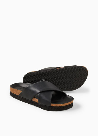 Черные шлепанцы C&A