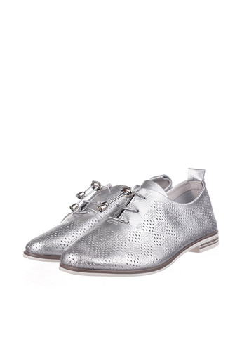 Серебряные женские кэжуал туфли с перфорацией на низком каблуке - фото
