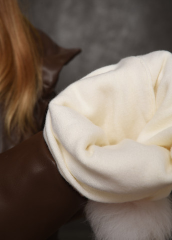 Шапка жіноча весна - осінь молочного кольору з білим бубоном Let's Shop (255080366)