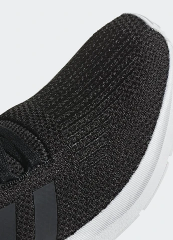 Черные демисезонные кроссовки adidas Swift