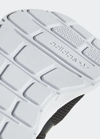 Черные демисезонные кроссовки adidas Swift