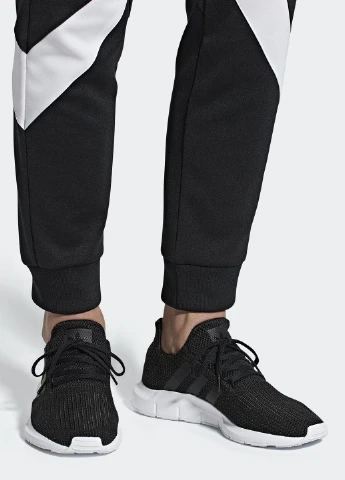 Черные демисезонные кроссовки adidas Swift