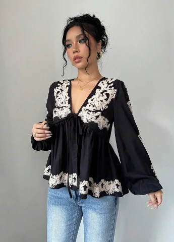 Чорна блуза з баскою SHEIN