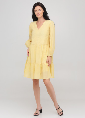 Светло-желтое кэжуал платье а-силуэт Minimum однотонное
