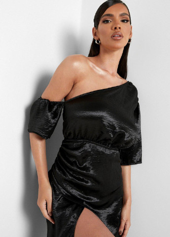Черное коктейльное платье на одно плечо Boohoo однотонное