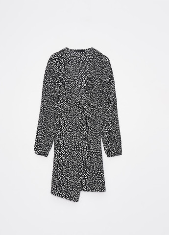 Черное кэжуал платье на запах Mohito с абстрактным узором