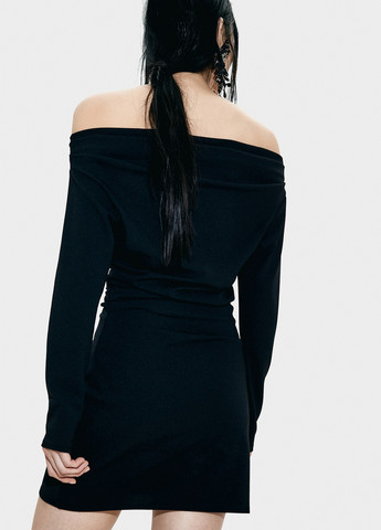 Чорна кежуал сукня з відкритими плечима H&M однотонна