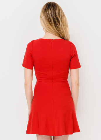 Красное кэжуал платье короткое Escena однотонное