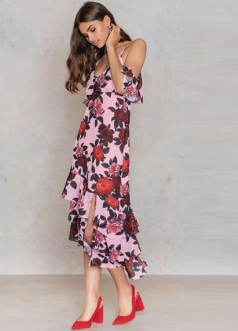 Розовое кэжуал платье с открытыми плечами NA-KD с цветочным принтом