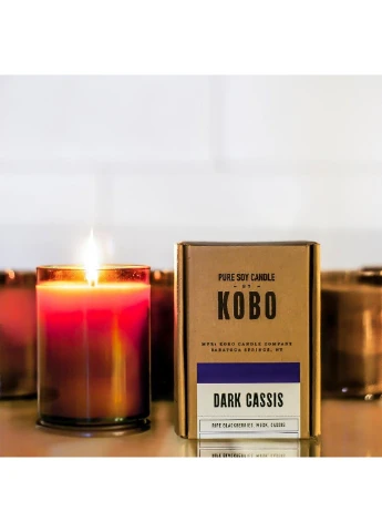 Ароматическая свеча с ароматом пачули и сандала Dark Cassis 425 г KOBO (227515337)