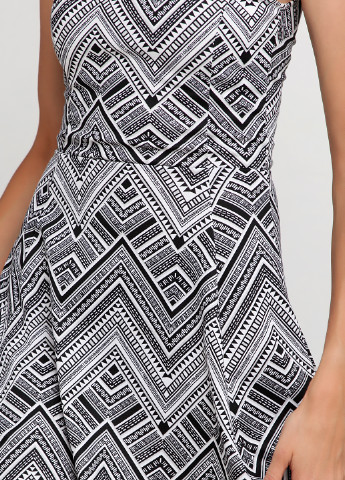 Черно-белое кэжуал платье а-силуэт H&M с геометрическим узором