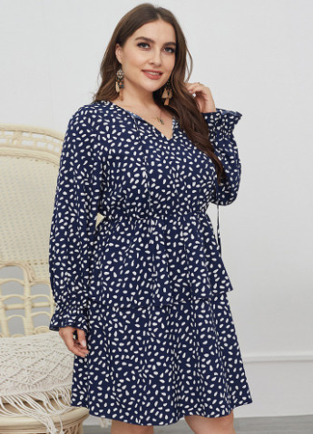 Синее кэжуал платье женское v-вырезом white spots Berni Fashion PLUS с абстрактным узором