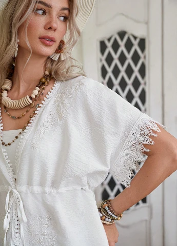 Біла блуза з баскою SHEIN