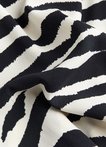 Черно-белое кэжуал платье на запах H&M зебра