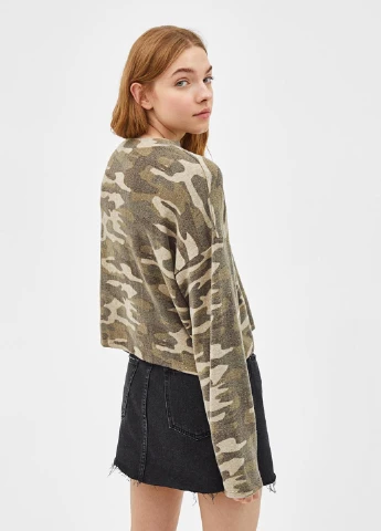 Хаки свитшот Bershka камуфляжный без декора (244438085)