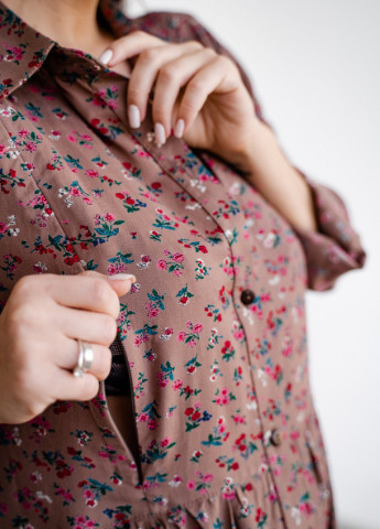 Коричневое платье для беременных хлопковое с секретом для кормления универсального кроя коричневое To Be с цветочным принтом