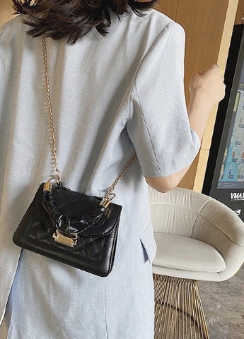 Женская классическая сумочка с ручкой кросс-боди через плечо на цепочке черная NoName (251204020)