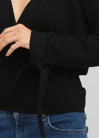Черная демисезонная блуза на запах NA-KD