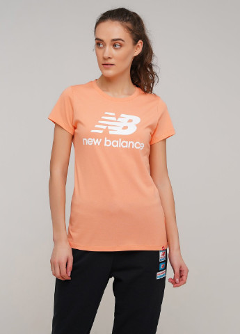 Персиковая всесезон футболка New Balance Ess Stacked Logo