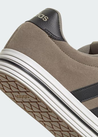 Коричневые кеды adidas