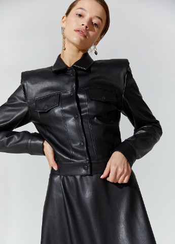 Чорна демісезонна шкіряна куртка сорочкового крою Gepur