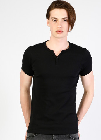 Черная футболка Colin's