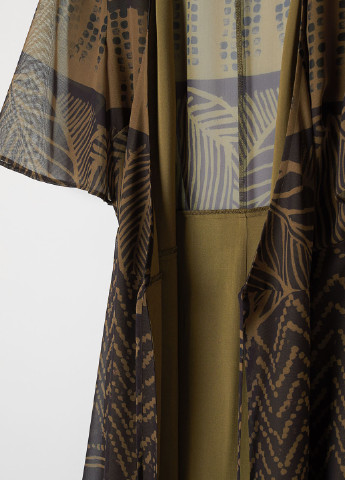 Оливковое (хаки) кэжуал платье на запах H&M с абстрактным узором