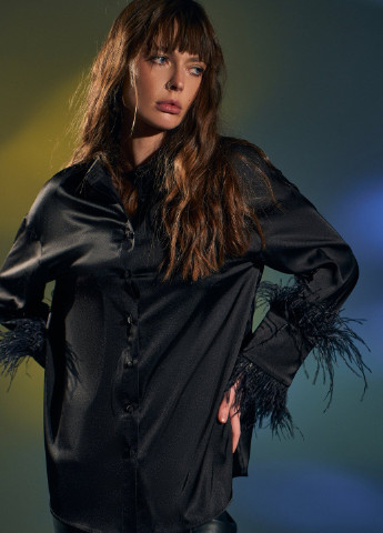 Чорна демісезонна шовкова блуза з пір'ям Gepur