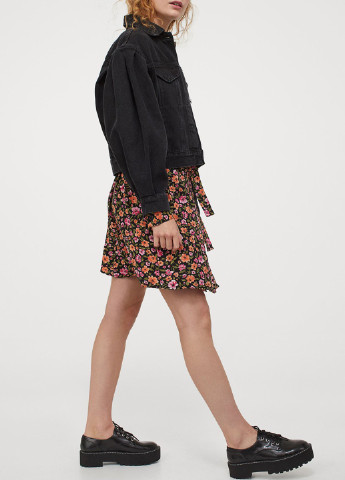 Черное платье H&M с цветочным принтом