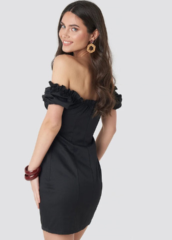 Чорна коктейльна сукня з відкритими плечима, футляр NA-KD однотонна