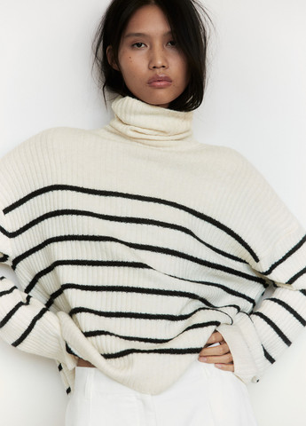 Черно-белый зимний светр H&M